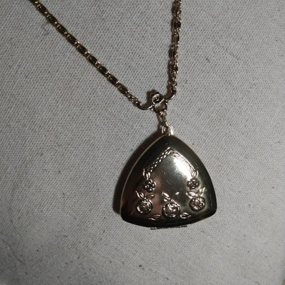 Gold tone locket & chain necklace - Picture 5 of 9